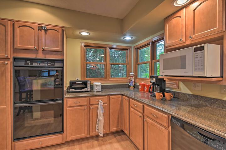 Spacious Lakehouse w / Deck Kayaks, & Dock!