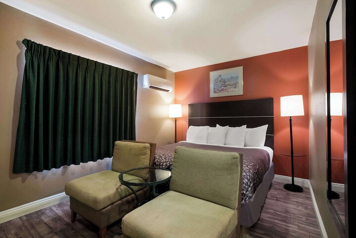 Room 16 of 40