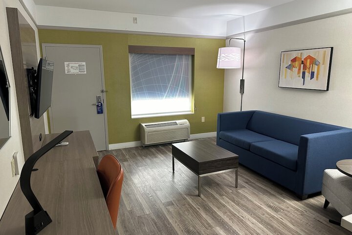 Room 17 of 36