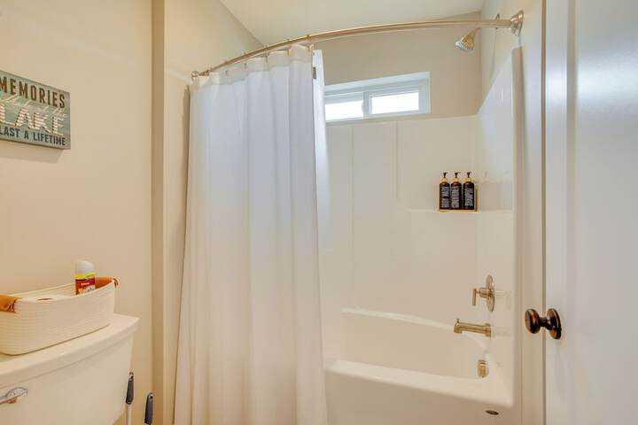 Spacious Donnelly Family Home w / Private Hot Tub!