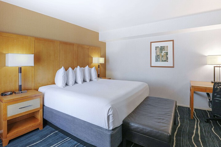 Room 32 of 66