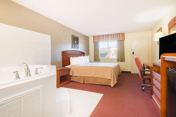 Room 6 of 22