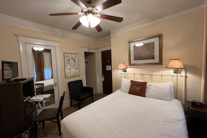 Room 33 of 41