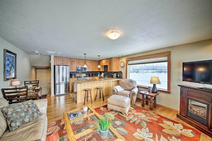 Lake Pend Oreille Condo w / Porch & Mountain View!