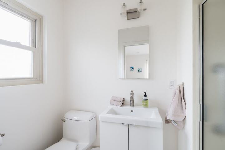 Spacious and Bright 5-bedroom Oasis Pool and Yard