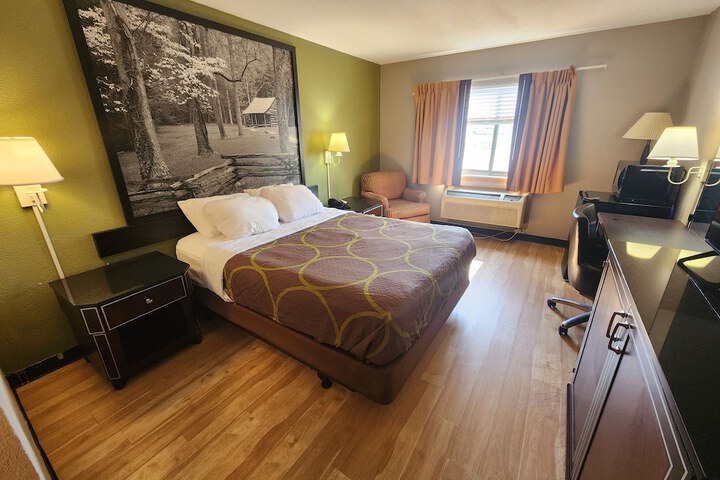 Room 8 of 19
