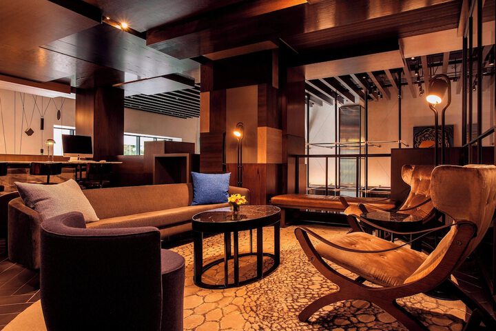 Lounge 34 of 41