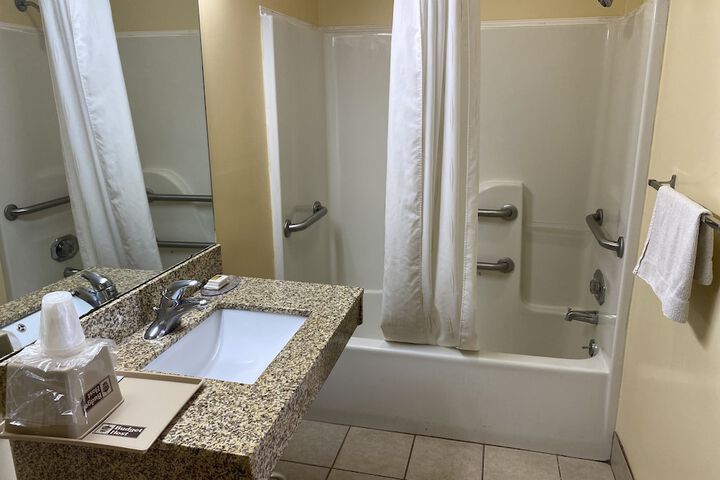 Room 32 of 35