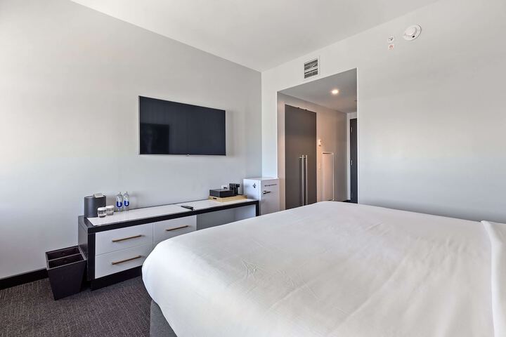The Rose Chicago Tapestry Collection by Hilton