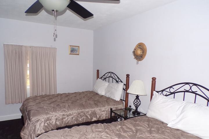 Longhouse Lodge Motel