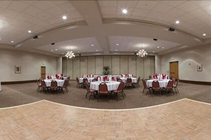 Ballroom/Hall 17 of 18