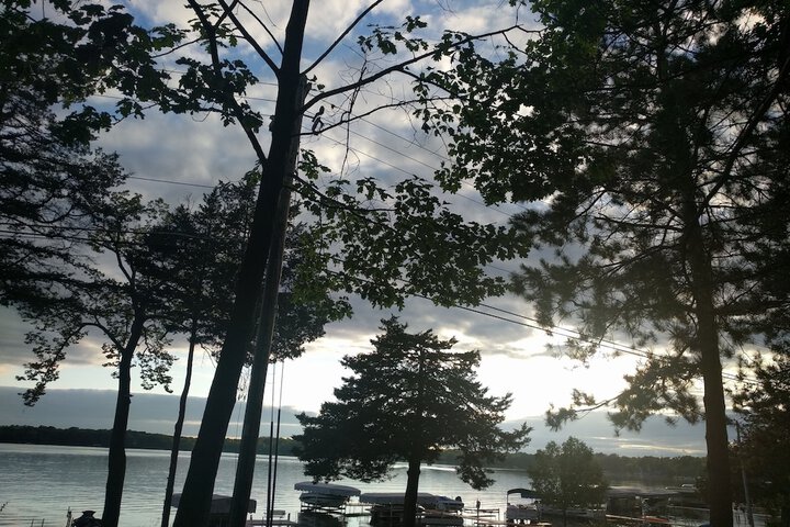 Lake Ripley Lodge w Lake Front Rooms Grand Porch, Kayaks & Paddleboard