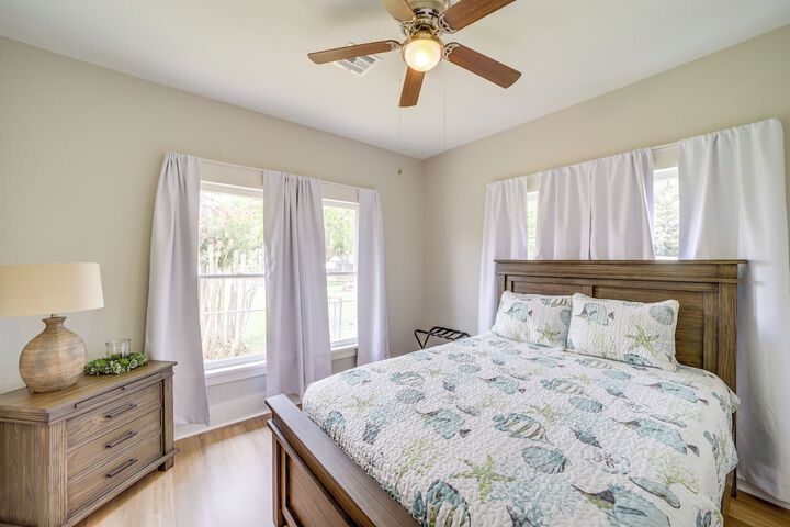 Walk to Lake Parks & Dining: Eufala Family Home!