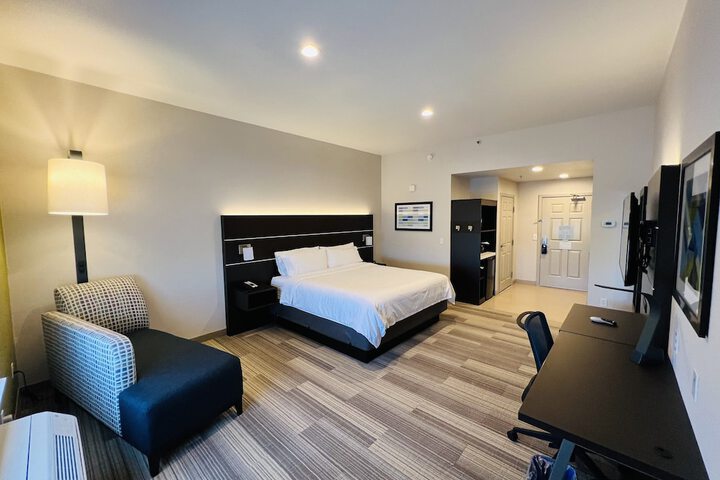 Holiday Inn Express & Suites Salinas by IHG