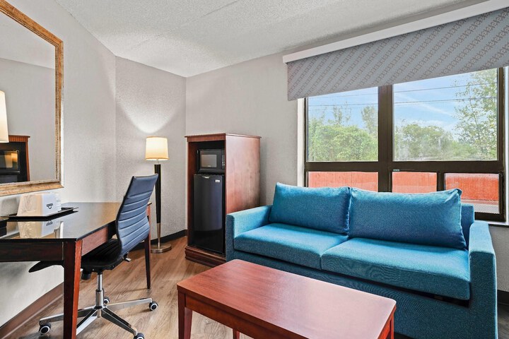 Days Inn by Wyndham Utica