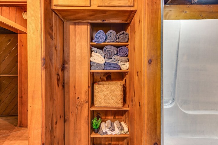 Lock Haven Cabin w / Wood Stove & Mountain View!