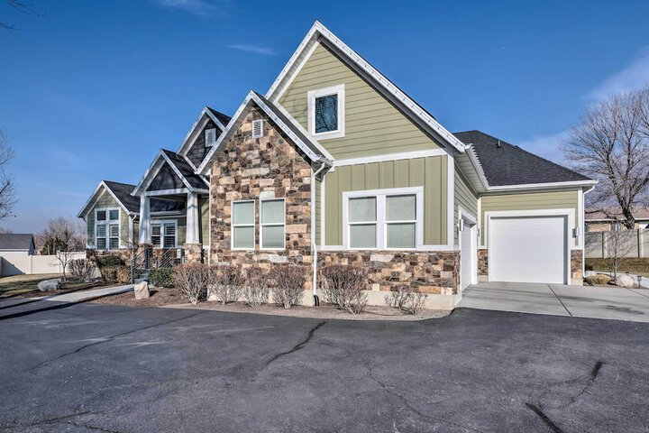 Vibrant Chic Home 20 Mi to Salt Lake City!