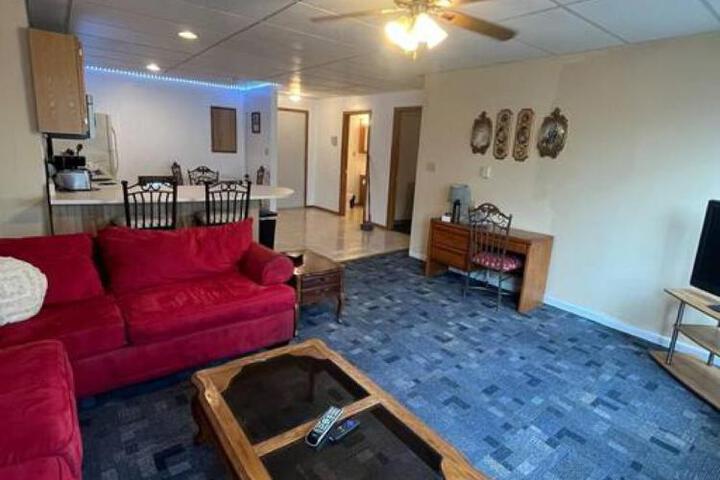 Spacious Apt near Guthrie Packer