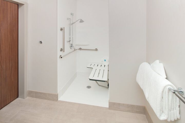 Holiday Inn Express and Suites Detroit / Sterling Heights by IHG