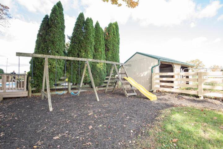 Cozy Cow Homestead with pool!