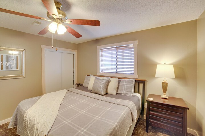 Unwind Fireside: Ozark Mtn Condo w / Resort Perks!