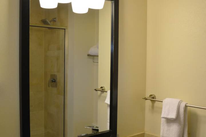 Days Inn & Suites by Wyndham Milwaukee