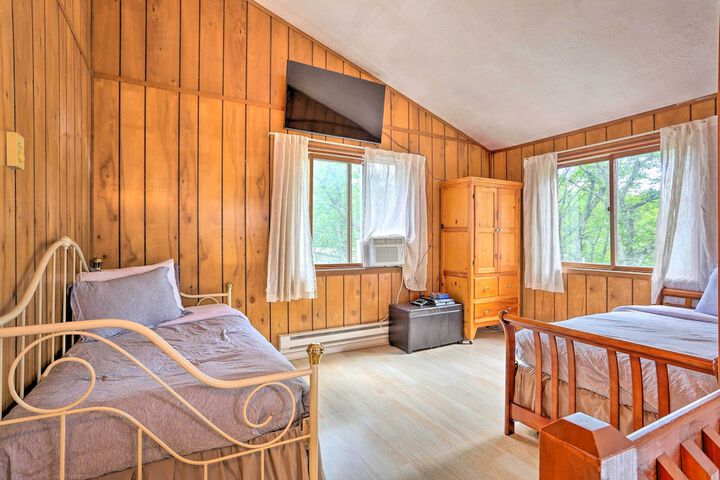 Bushkill House w / Deck & Community Amenities!