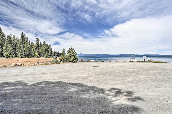 Chester Cabin w / Deck - Walk to Lake + Golfing!