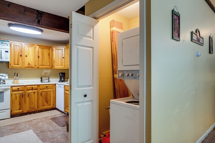 Bartlett Townhome w / Balcony: 1 Mi to Ski Resort!