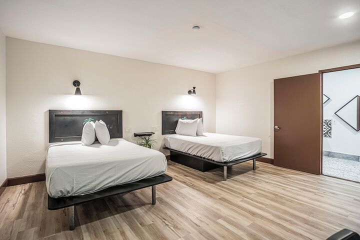 Room 7 of 32