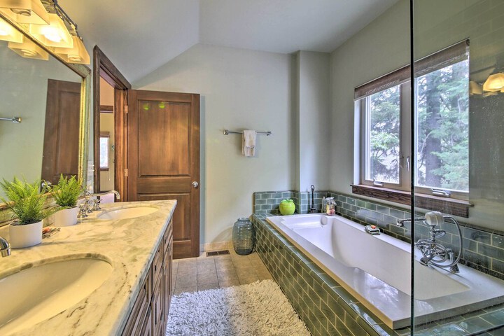 Incredible Lake Arrowhead Home w / Views & Decks!