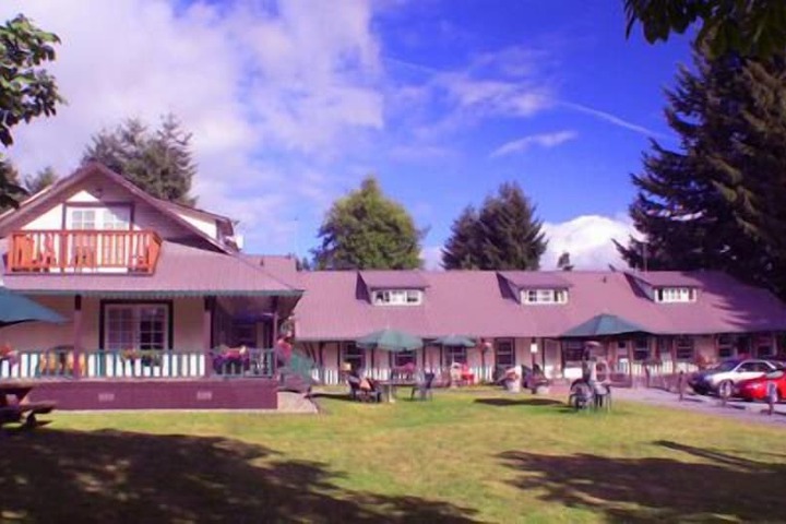 Whittakers Motel & Historic Bunkhouse