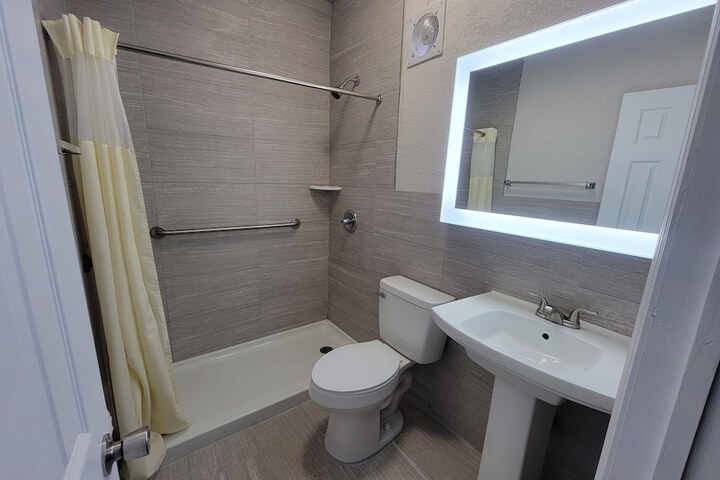 Room 6 of 8