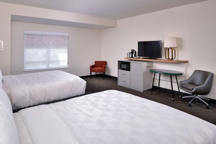 Holiday Inn & Suites Farmington Hills - Detroit NW by IHG