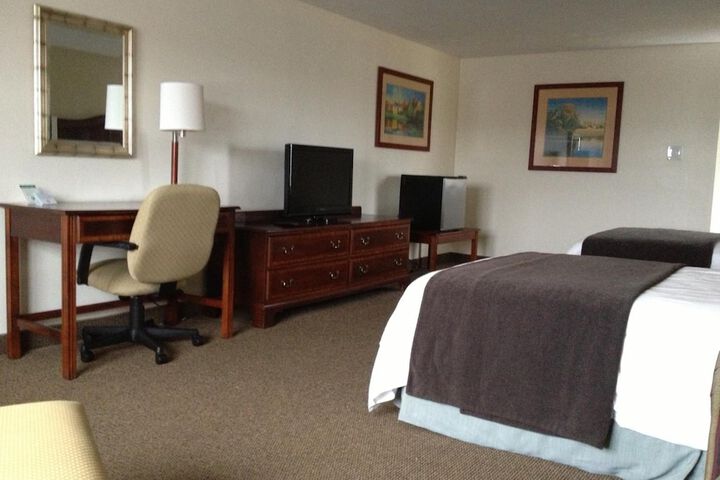 Holiday Hill Inn & Suites