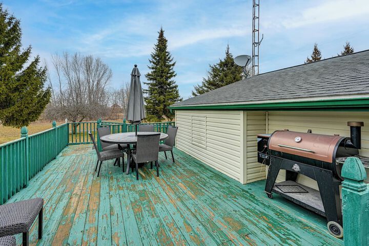 Cozy Cass City Retreat w / Spacious Deck!
