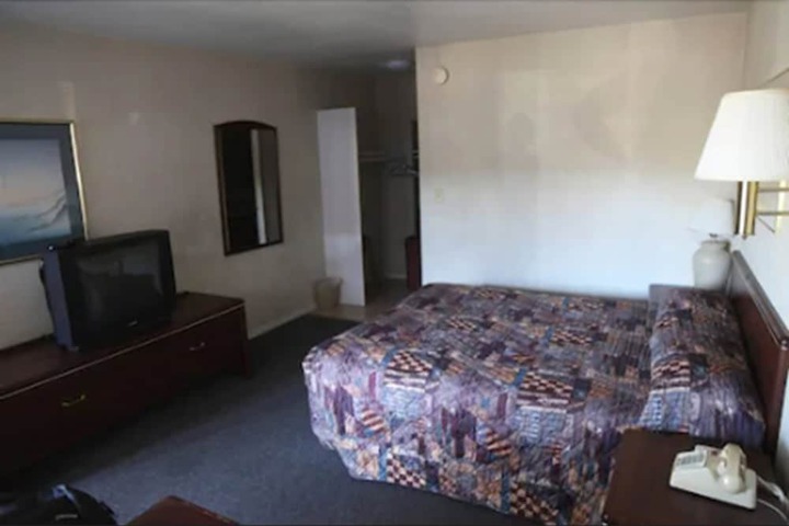 Room 11 of 37