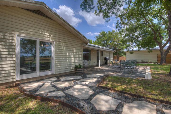 Spacious Home - Fire Pit BBQ and Outdoor Seating!