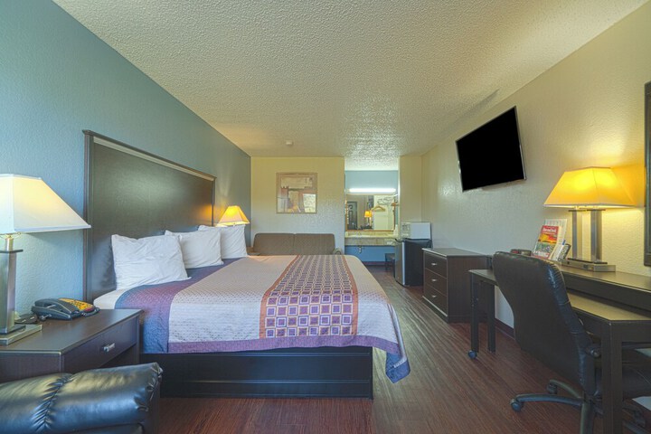 Regency Inn & Suites by OYO Bay City TX