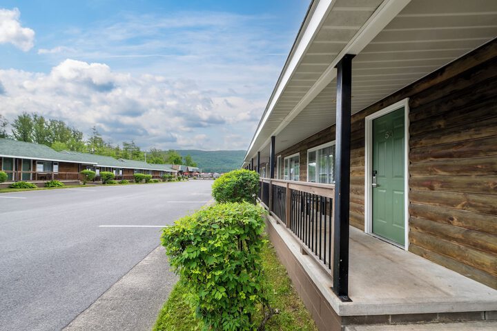 Scottys Lakeside Resort