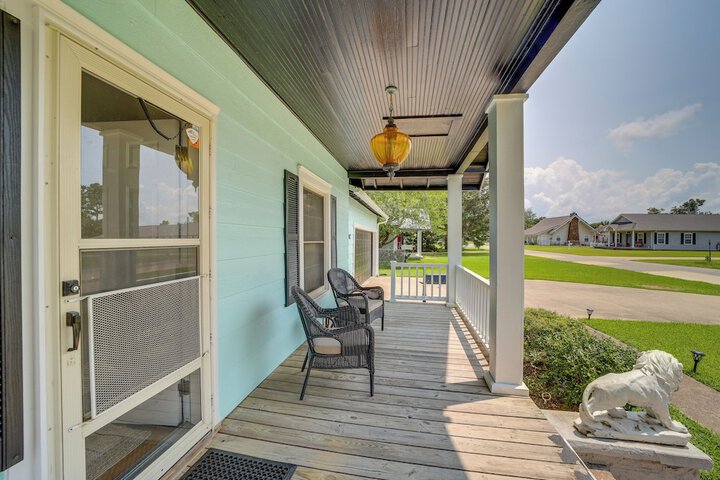 Walk to Lake Parks & Dining: Eufala Family Home!