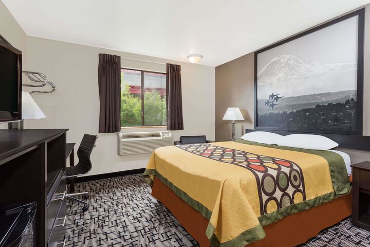 Room 9 of 16