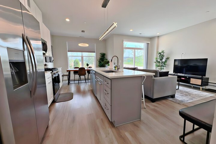 Modern 4BR with Parking - WV rep 4