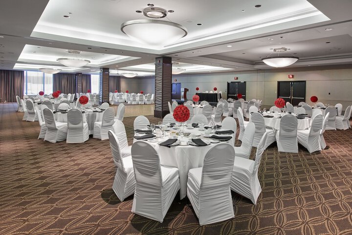 Delta Hotels by Marriott Edmonton Centre Suites