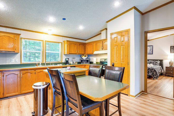 Pet-friendly Emerald Lake Retreat in Charlestown!