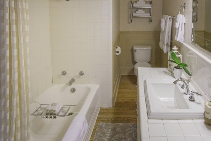Room 52 of 121
