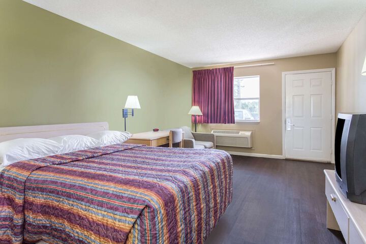 Super 8 by Wyndham Monticello