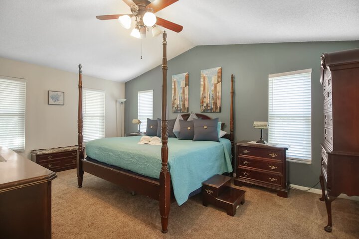 Tampa Bay- Large Pool home- Private Heated Pool!