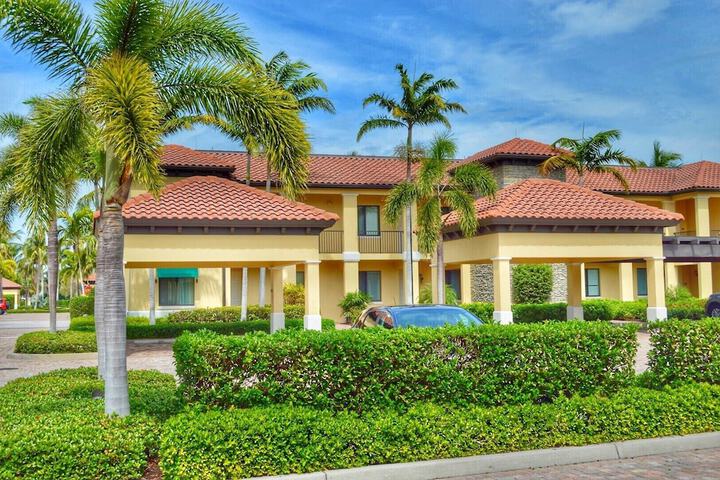 Naples Bay Resort & Marina