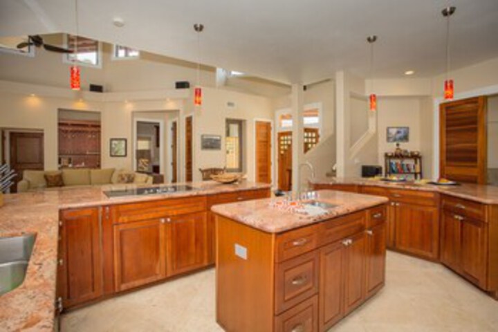 Pineapple Hale - Four Bedroom Home